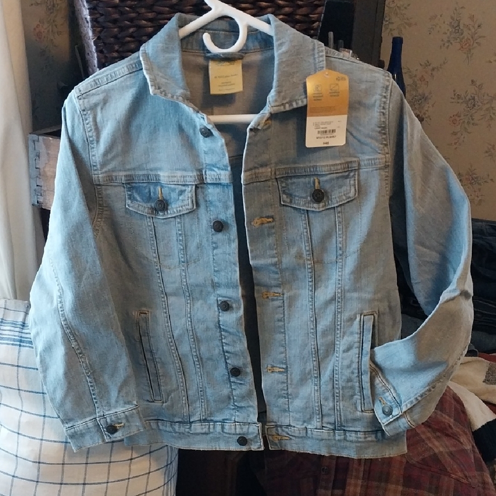 JCPenney Light Wash Denim Jacket Girls 10/12 Runs Large Fits Ladies 2/4